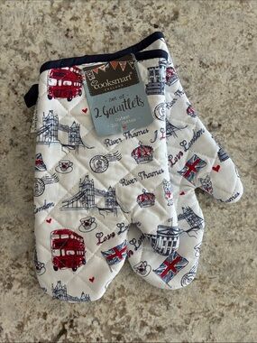Cooksmart London Print Oven Mitts - White with Red & Navy Accents